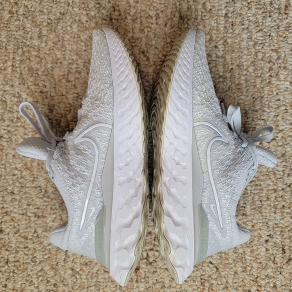 Nike Women's Light Gray React Infinity Flyknit - Picture 7 of 10